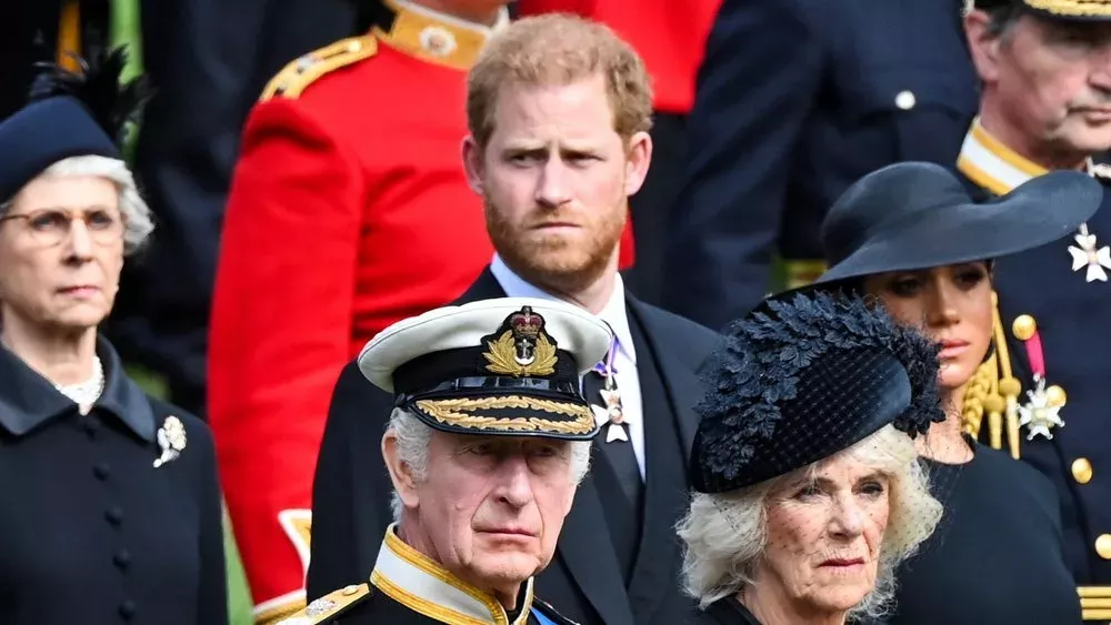 Krönung: Prinz Harry sitzt "zehn Reihen hinter" den Royals