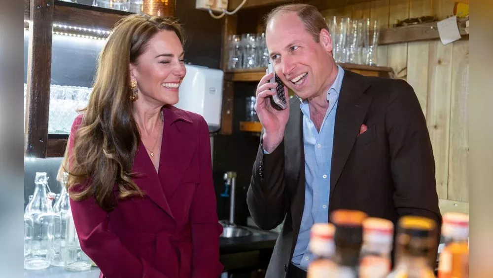 Prinz William nimmt Reservierung im Restaurant an