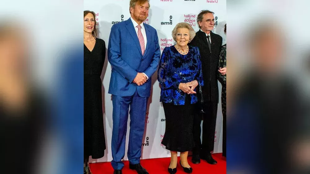 König Willem-Alexander strahlt mit Mutter Beatrix auf dem Red Carpet