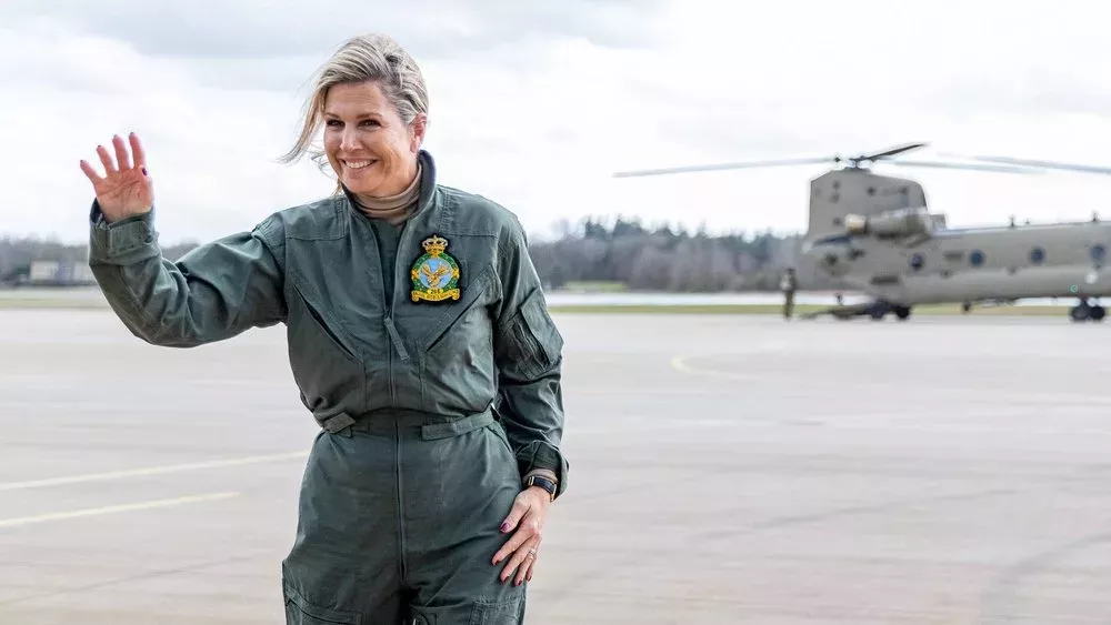 Königin Máxima absolviert Hubschrauber-Training in Pilotenuniform