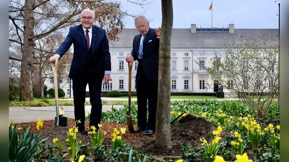 König Charles pflanzt Baum zu Ehren der Queen in Berlin