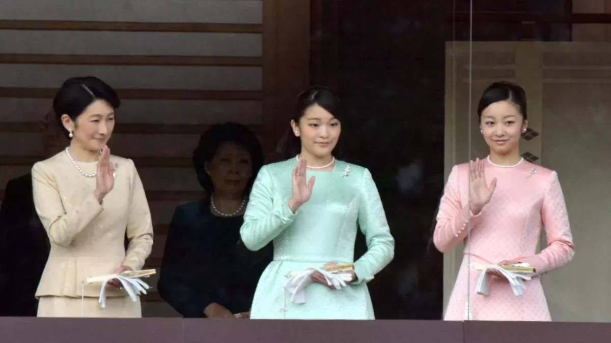 Die japanischen Prinzessinnen Mako und Kako mit ihrer Mutter Kiko 