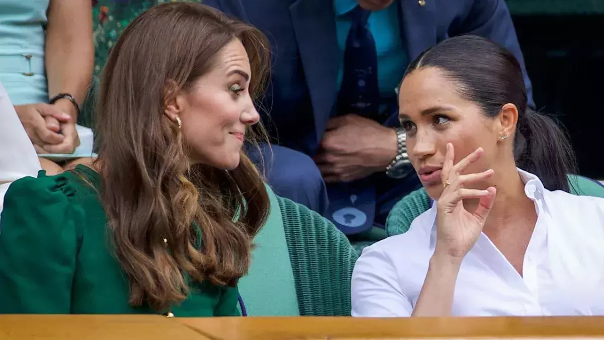 Herzogin Catherine von Cambridge sitzt mit Meghan auf einer Tribüne in Wimbledon