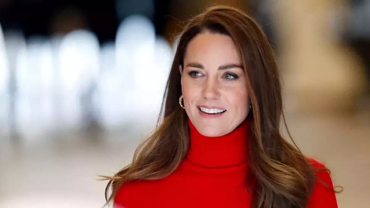 Kate kauft Kinder-Kostüme für Halloween