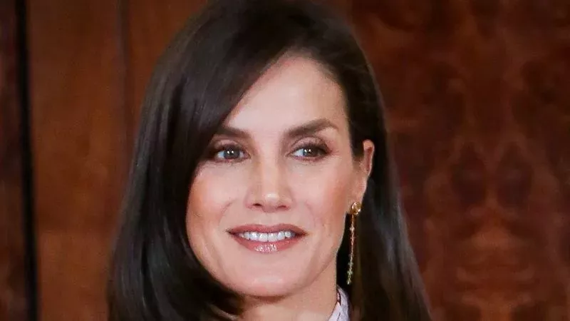 Königin Letizia zeigt sich erneut im geblümten Kleid und sieht darin umwerfend aus!