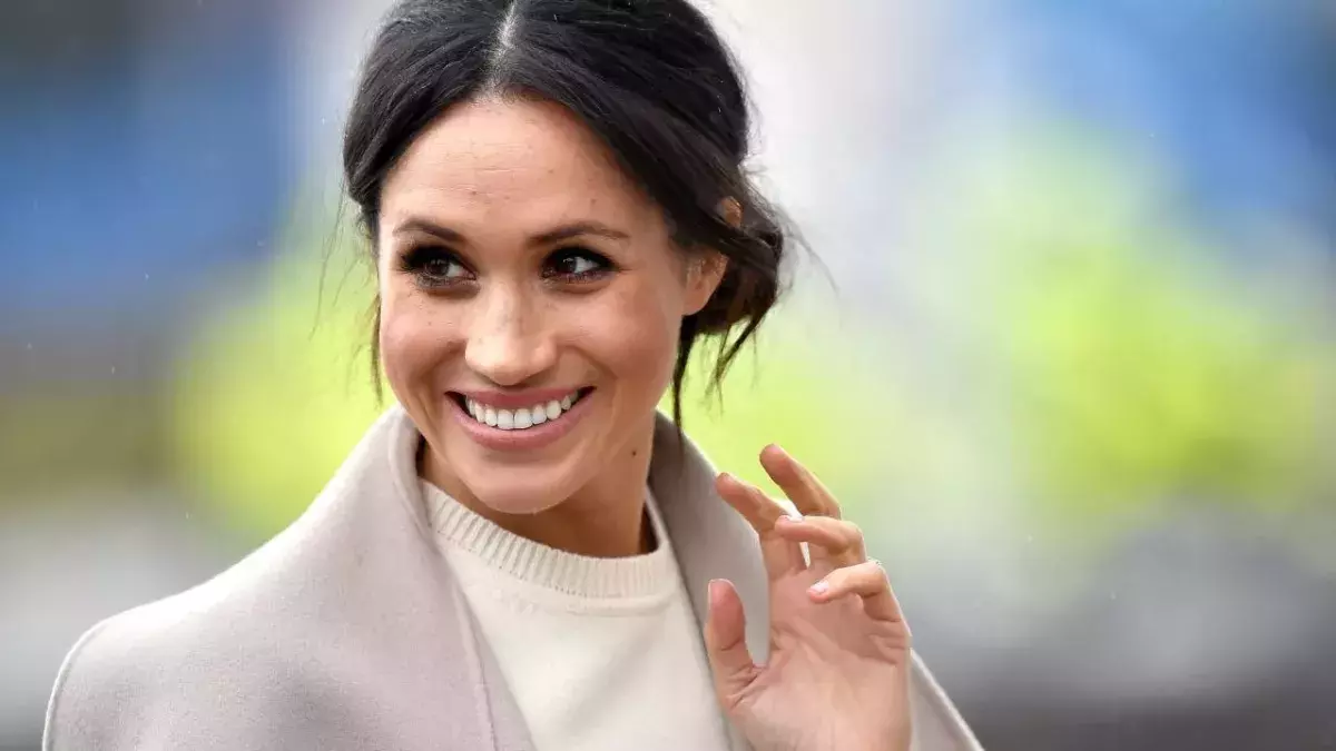 Meghan Markle winkt 