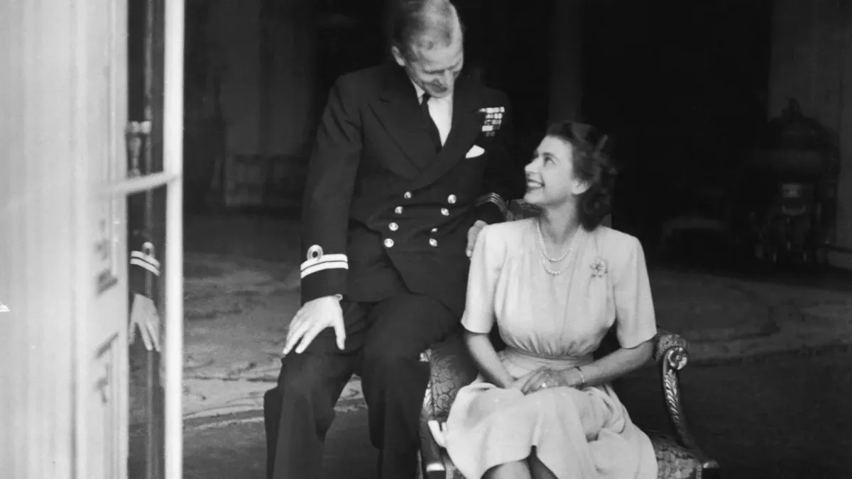 Nach der Verlobung: Prinzessin Elizabeth und ihr Verlobter Philip Mountbatten im Buckingham Palace