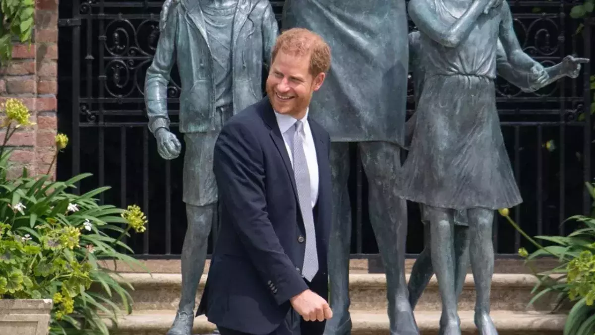 Niemand wusste vom Buch: Werden Harry und Meghan von der Queen ausgeladen?