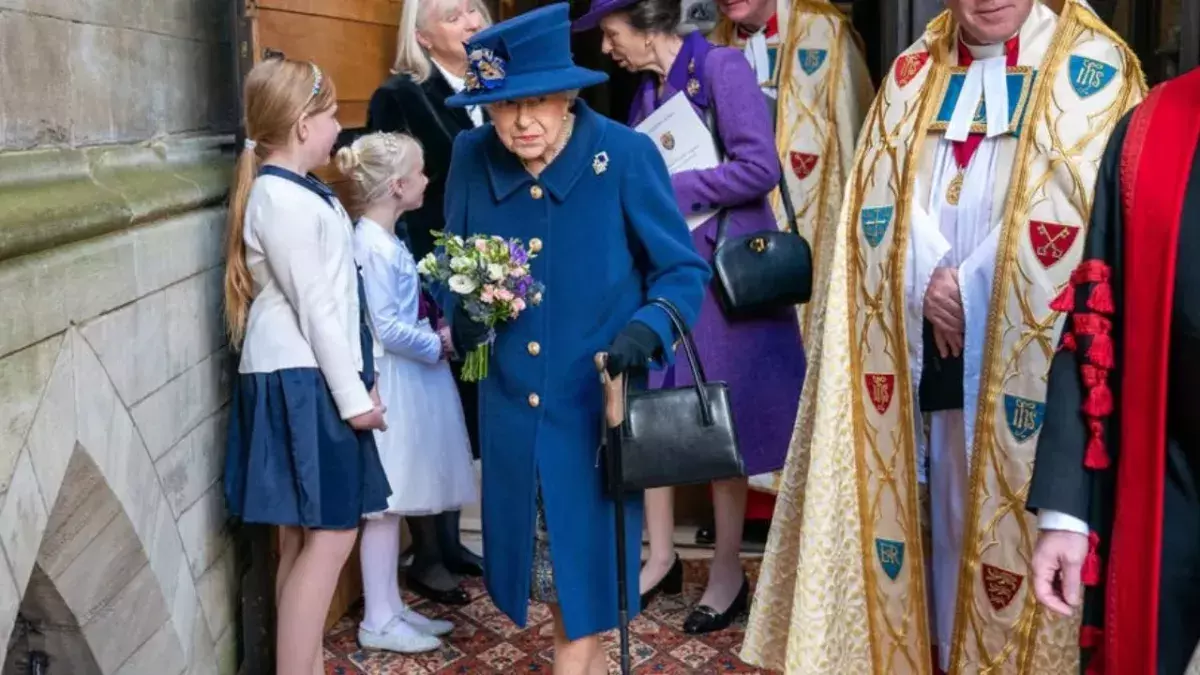 Queen Elizabeth II mit Gehstock