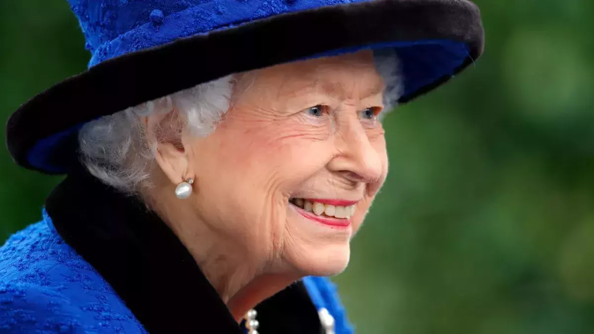 Queen erscheint zur Taufe ihrer Urenkel: Rückenprobleme überstanden?