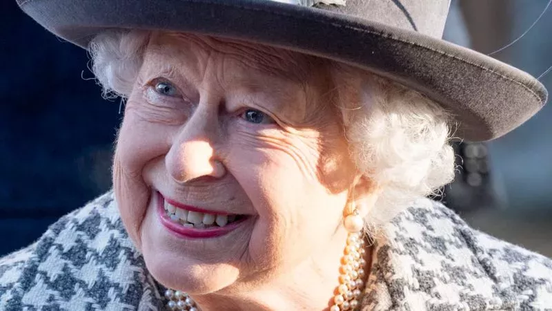Royals: Die 5 Male, an denen die Queen gegen das royale Protokoll verstoßen hat 