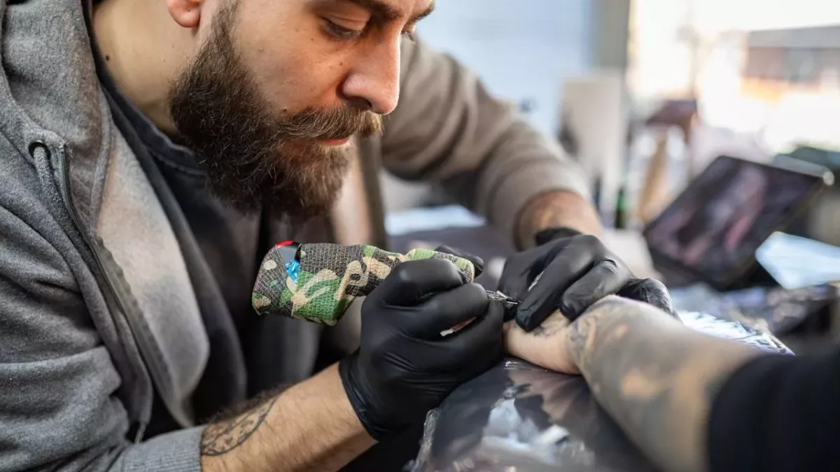 (Symbolbild) Jeremy Pascal Wollnys Liebe geht unter die Haut – mit diesem Tattoo