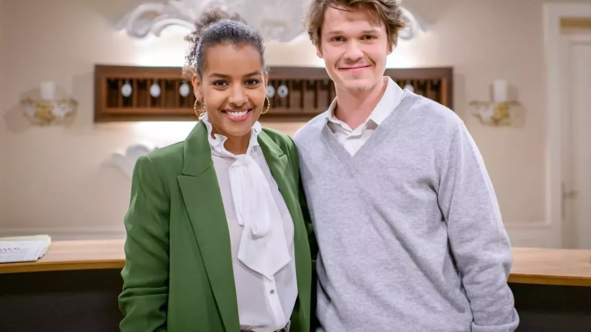 Ab Folge 4043 (voraussichtlicher Sendetermin 01. Juni 2023) ist Belina Mohamed-Ali als Imani Kariki in der Bavaria Fiction-Produktion zu sehen. Doch Imani soll nicht der einzige Neuzugang bleiben: Ab Folge 4052 (voraussichtlicher Sendetermin 14. Juni 2023) wird der charmante und schlitzohrige Otto von Arnsberg, gespielt von Maurice Lattke, unangekündigt am „Fürstenhof“ auftauchen.