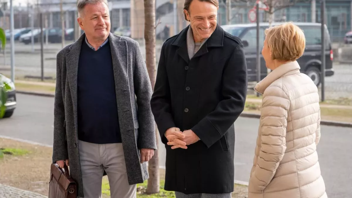 Als Roland Heilmann (Thomas Rühmann, li.) und seine Frau Kathrin Globisch (Andrea Kathrin Loewig, re.) morgens zur Sachsenklinik kommen, freuen sie sich riesig, als plötzlich ihr Freund und Kollege Martin Stein (Bernhard Bettermann) da steht.
