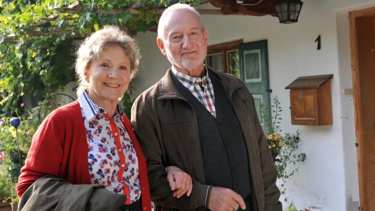 Antje Hagen und Sepp Schauer spielen das Ehepaar Hildegard und Alfons Sonnbichler in "Sturm der Liebe".