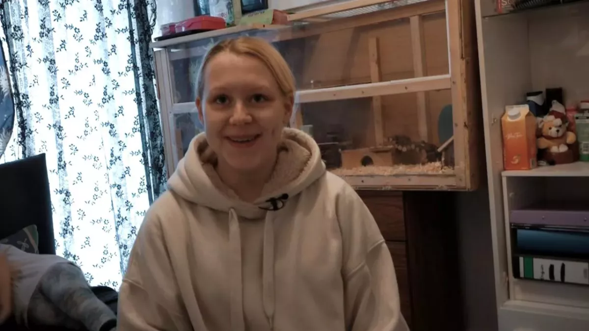 Auch Angelina aus Krefeld erwartet mit 16 Jahren ihr erstes Kind. So muss sie sich neben Schule und Freunde vor allem auch mit Themen wie Kindergeld und Elterngeld auseinandersetzen. (Symbolbild)