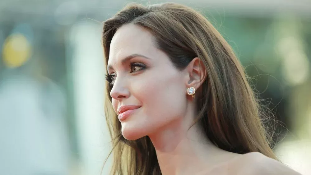 So sieht Angelina Jolie als Opernsängerin Maria Callas aus