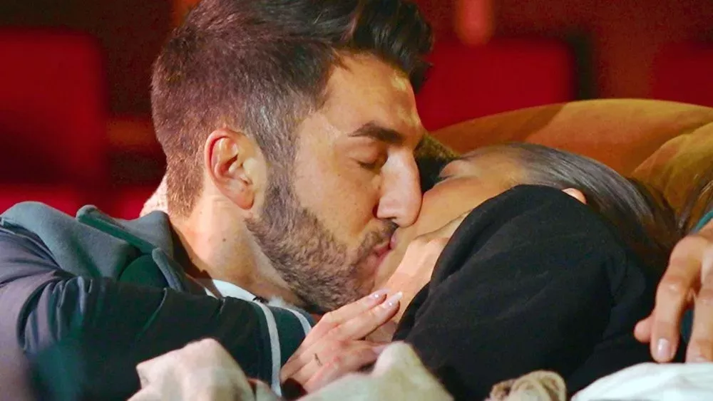 "Die Bachelors":  Erster Kuss und erste Fremdrosen