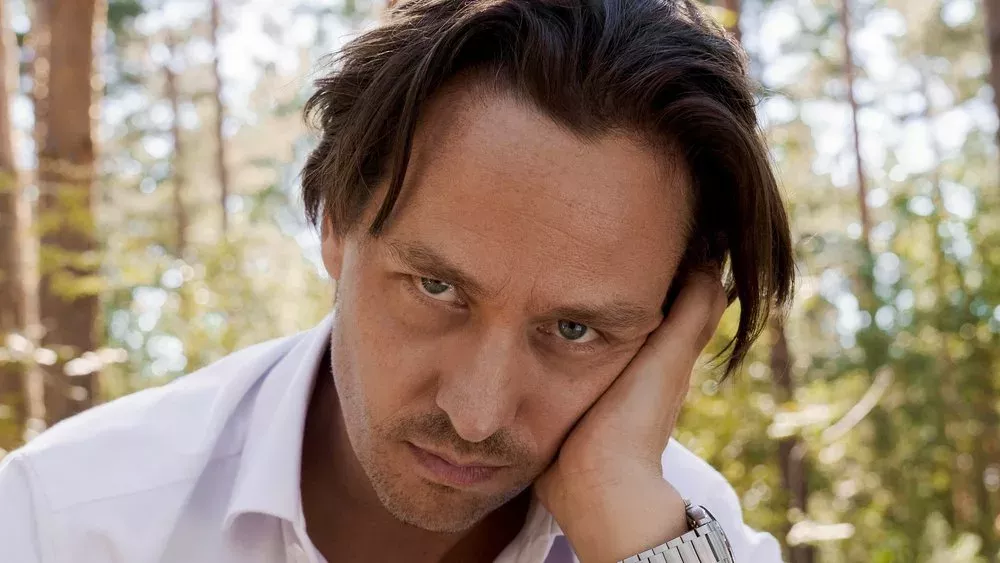 Tom Schilling: In dieser ungewöhnlichen Netflix-Serie mordet er in der Hauptrolle