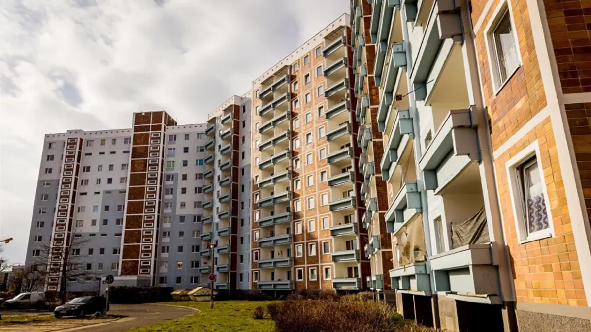 Der Rostocker Stadtteil beherbergt über 350 Wohneinheiten und ist die Heimat von tausenden Menschen mit ganz unterschiedlichen Schicksalen.
