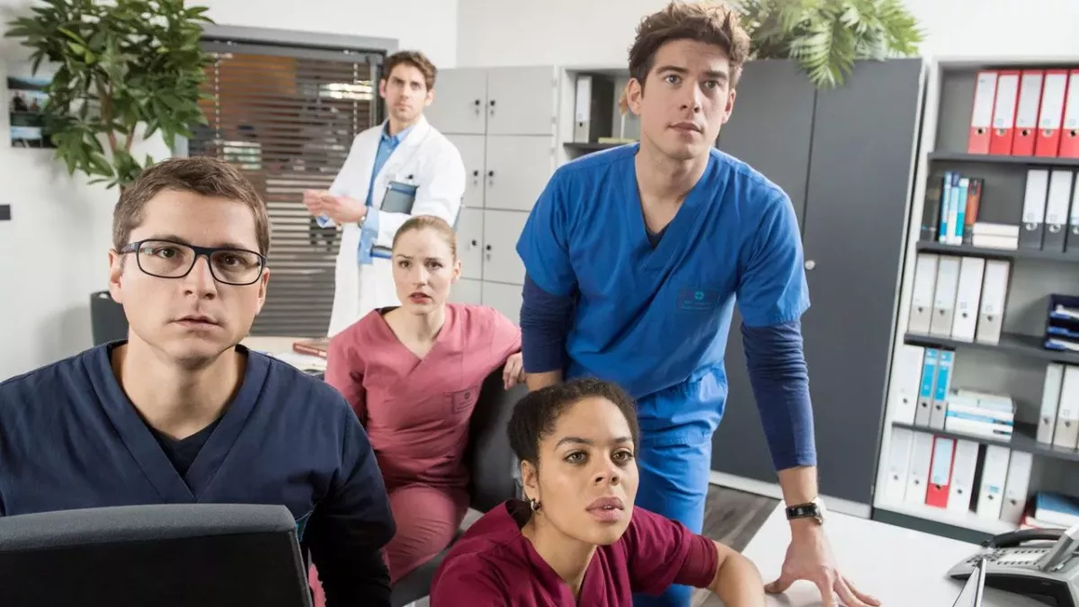 Die jungen Ärzte unterstützen ihre neue Kollegin Eva Ludwig aus der Ferne. V.l.n.r. Dr. Elias Bähr (Stefan Ruppe), Dr. Niklas Ahrend (Roy Peter Link), Julia Berger (Mirka Pigulla), Vivienne Kling (Jane Chirwa), Ben Ahlbeck (Philipp Danne).