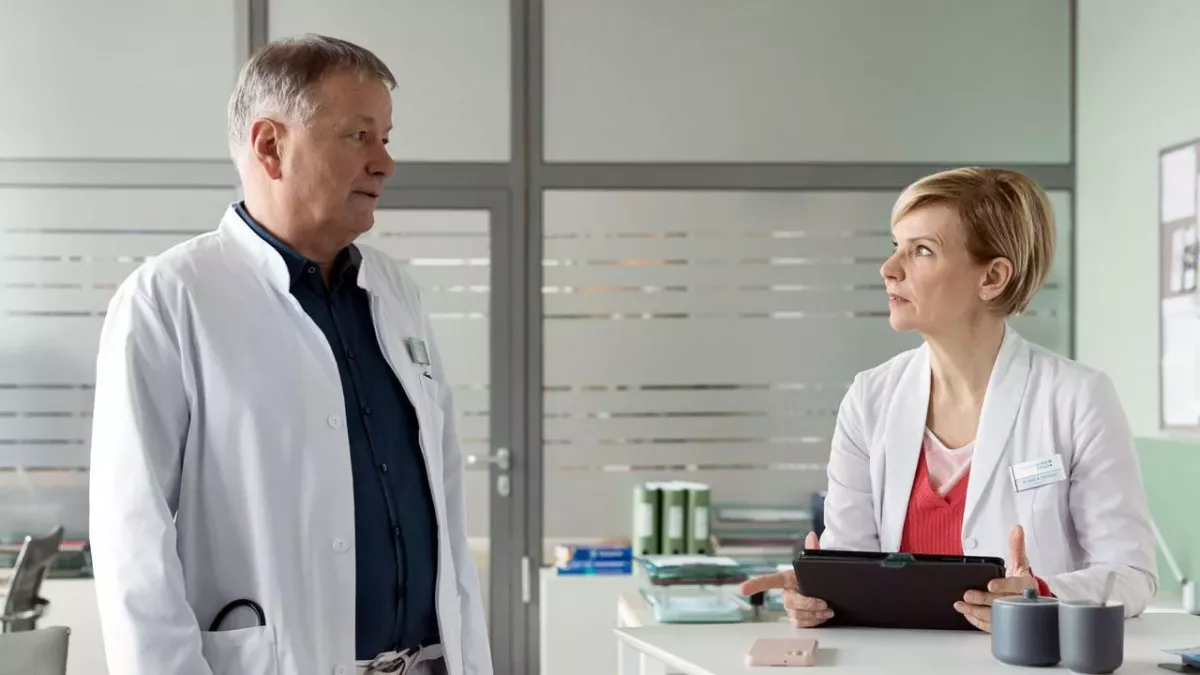 Dr. Roland Heilmann (Thomas Rühmann) hat einen Rollstuhl für eine Patientin besorgt, die an einer spastischen Störung des Nerven- und Muskelsystems leidet, die mit erheblichen Einschränkungen einhergeht. Dr. Kathrin Globisch (Andrea Kathrin Loewig) macht mit einer alternativen Behandlung enorme Fortschritte bei dem jungen Mädchen, gibt aber zu bedenken, dass sich ihre Eltern uneins sind, was den Rollstuhl betrifft.