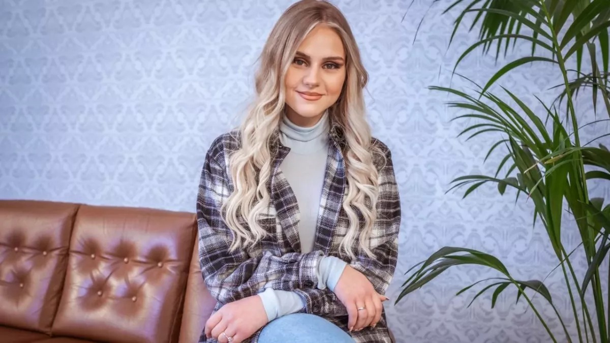 Estefania hätte sich vor der Kamera beinahe ein Auge ausgestochen