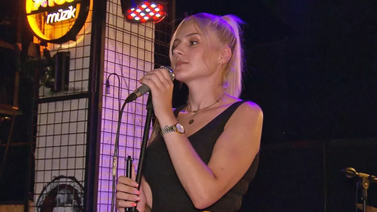 Estefanias Auftritt in Alis Bar