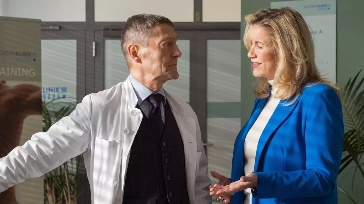 FOLGE 1013, "Abflug", am Dienstag (23.05.23) um 21:00 Uhr im ERSTEN. Sarah Marquardt (Alexa Maria Surholt) kommt bei der Nachbesetzung des Klinikleiterpostens nicht weiter. Keiner wird ihren Vorstellungen gerecht, doch als sie Dr. Rolf Kaminski (Udo Schenk) über den Weg läuft, hat sie eine brillante Idee.
