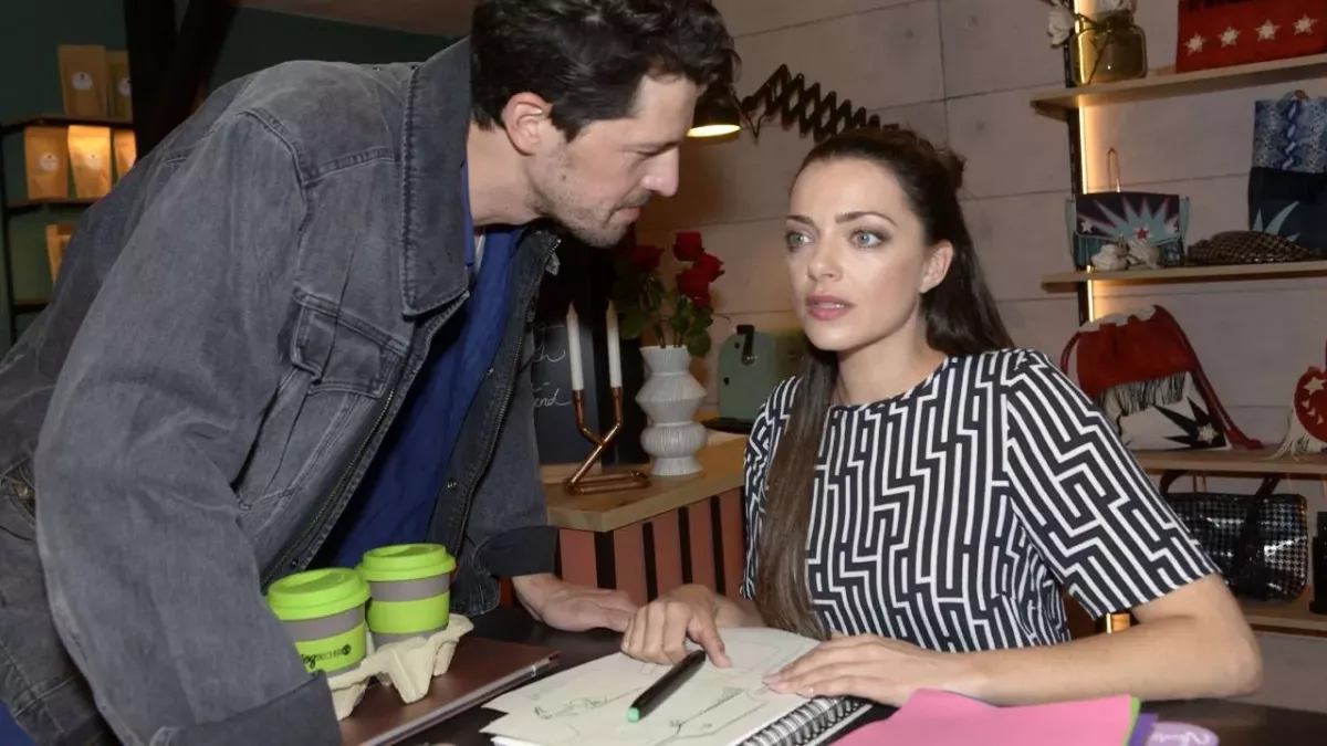 Sascha (Daniel Noah) ist sich sicher, dass Emily (Anne Menden) Gefühle für ihn hat. 