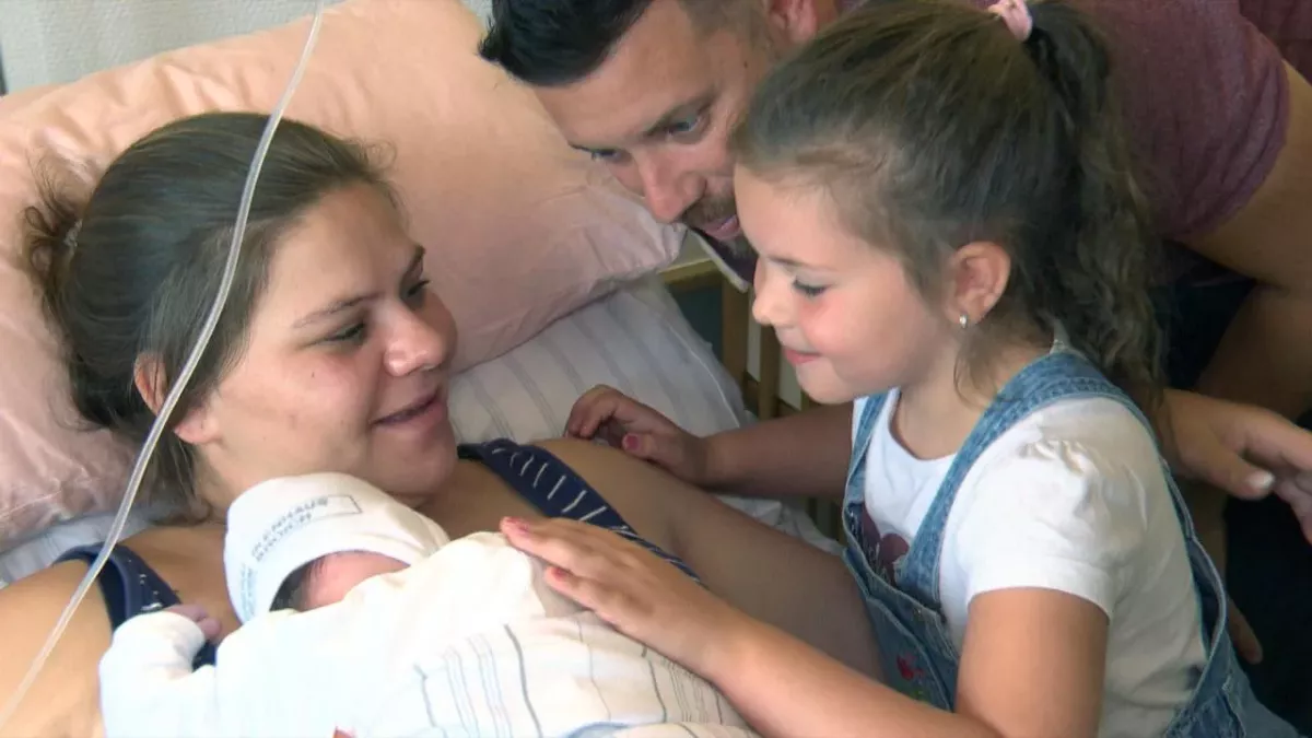 Sylvana und Baby Anastasia erholen sich von der Geburt.