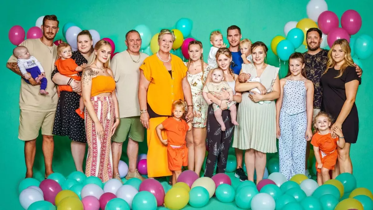 v.li.: Baby Linus Tim, Tim, Lavinia mit Haylie Emilia, Estefania, Harald, Silvia, Cataleya, Sarah-Jane, Loredana mit Aurelio, Peter mit Zwillingen, Sarafina mit Baby, Celina-Sophie, Flo, Sylvana mit Anastasia