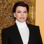 Linda Evangelista sensibilisiert für Brustkrebs-Früherkennung
