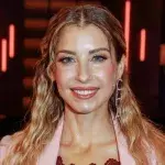 Cathy Hummels wirbt oben ohne für Kinderkochbuch