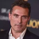 "Liebe braucht keine Ferien"-Star Rufus Sewell ist wieder verlobt