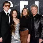 Millie Bobby Brown mit Verlobtem und Jon Bon Jovi auf rotem Teppich