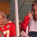 Während ihr Sohn bei Konzert war: Donna Kelce schaut Taylor Swifts Film