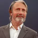 Diesen Preis erhält Film-Schurke Mads Mikkelsen am 16. November