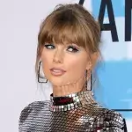 Taylor Swift: Babyblaue Strickjacken für ihre Fans