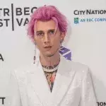 Schwarzer Oberkörper: Machine Gun Kelly zeigt sein neues XXL-Tattoo