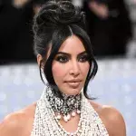Kim Kardashian: Lagerfelds Katze Choupette setzt zu fauchender Attacke an