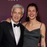 Gedeon Burkhard nur mit einer seiner besseren Hälften auf dem roten Teppich