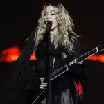 Madonna kippt bei einem Konzert vom Stuhl - und singt weiter