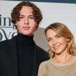 Premierenfeier in Berlin: Tina Ruland hat eine besondere Begleitung dabei