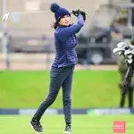 Was macht Catherine Zeta-Jones mit Bommelmütze auf dem Golfplatz?