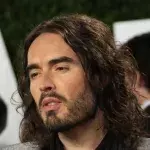 Russell Brand: Ehefrau hält nach Vergewaltigungsvorwürfen zu ihm