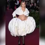 Sienna Miller präsentiert ihren nackten Baybauch