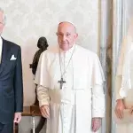 Ganz in Weiß gekleidet: Belgiens Königin Mathilde zu Besuch beim Papst
