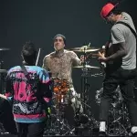 Travis Barker nach Tour-Unterbrechung zurück am Schlagzeug