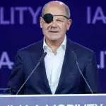 Mit Augenklappe bei der IAA: Alle Blicke auf Olaf Scholz gerichtet